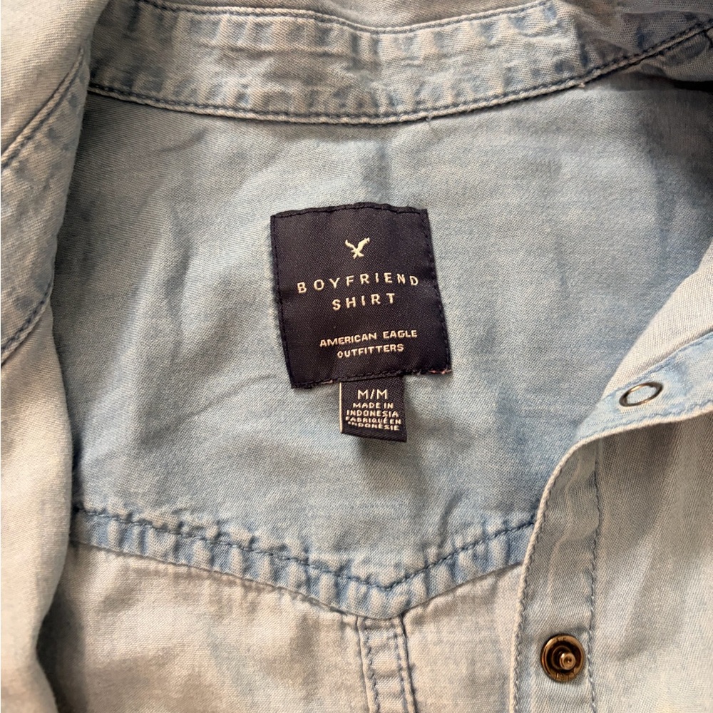 American Eagle Womens Shirt Blue Denim Boyfriend Fit Button Down Long Sleeve M - Picture 4 of 4